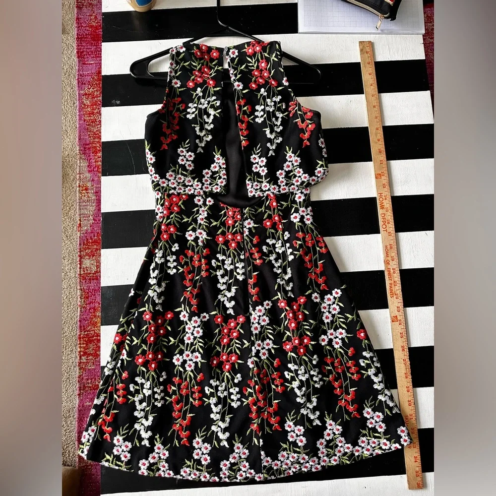 Dress - Picture 4 of 8